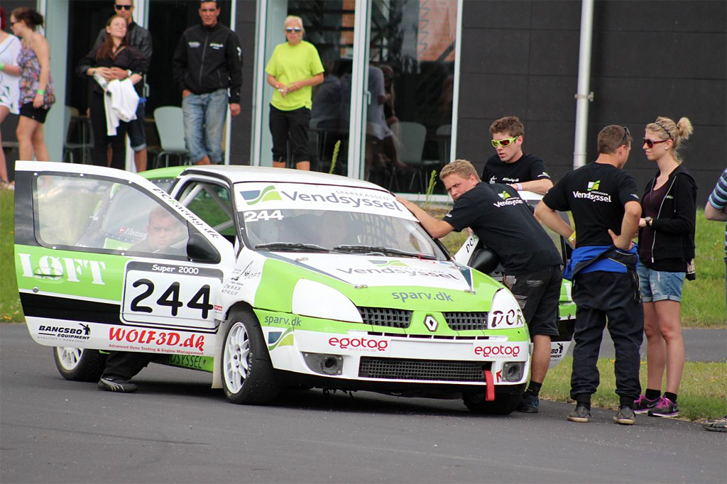 Der var stor tilfredshed at spore, da teamet torsdag formiddag testede Clio’en på Grøns Autoanlæg, lidt uden for Sæby
(Foto: Kim Lauritsen)